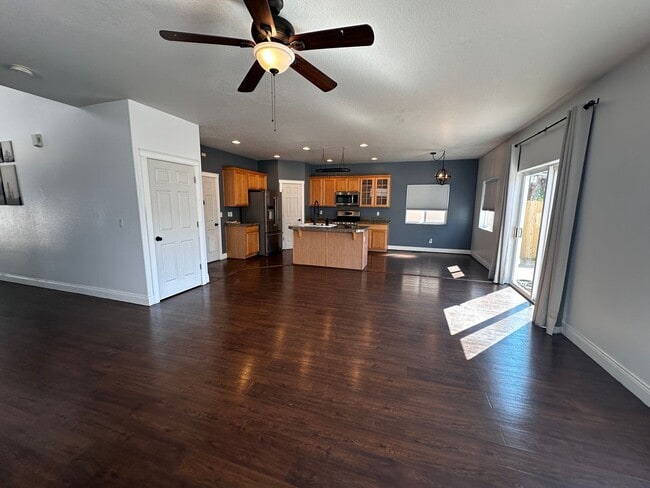 Building Photo - Beautiful 4 Bedroom 2.5 Bath Single Family...