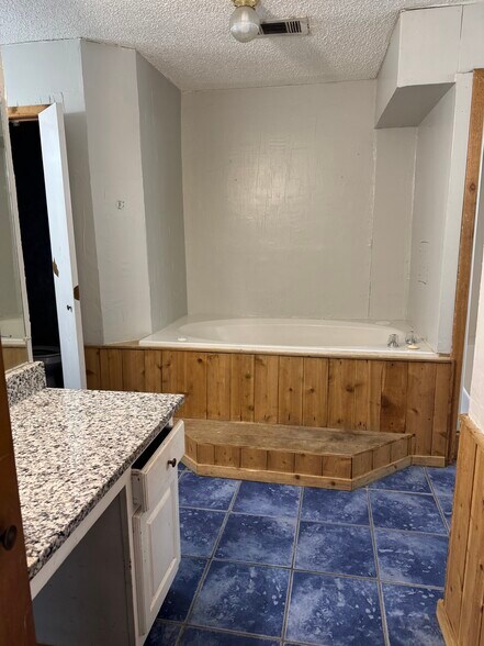 Master bath - 7110 Ridgeview Dr