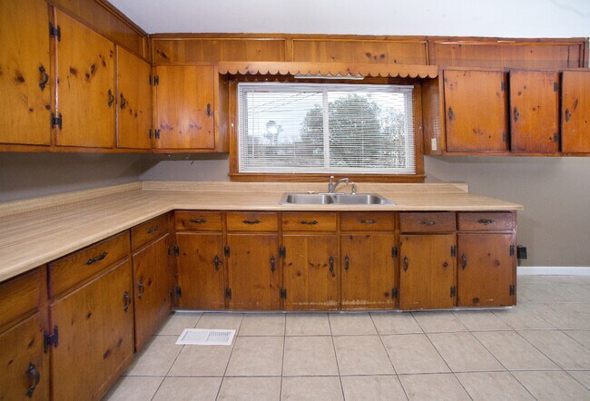 Building Photo - Coming Soon-1/3/2026-Charming 3 Bedroom Home **MOVE IN SPECIAL**