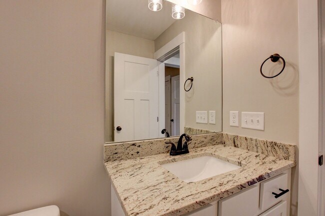 Building Photo - Fresh and Clean 3 bed/2 bath minutes from Exit 8.  Show Stopper!