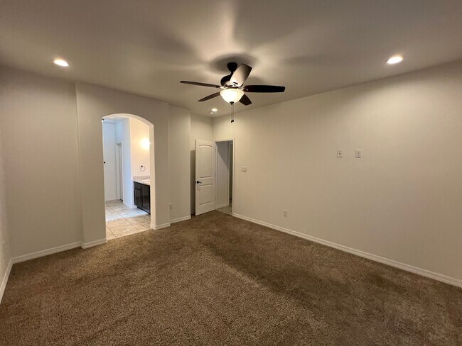Building Photo - 4 BEDROOM HOME!