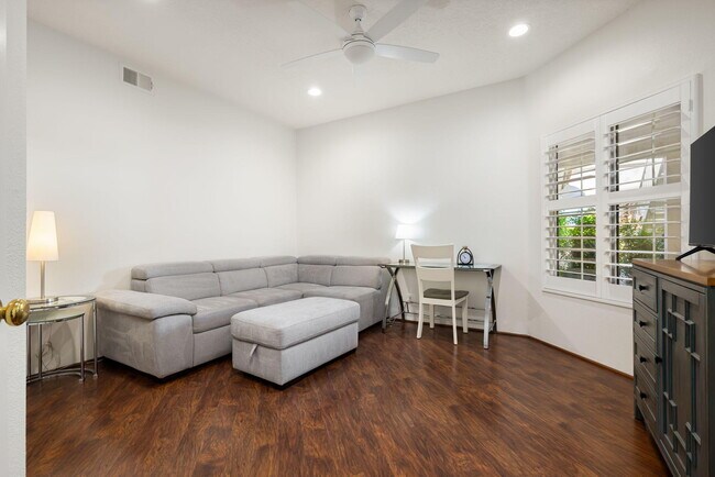 Building Photo - 270 Vista Royale Cir E