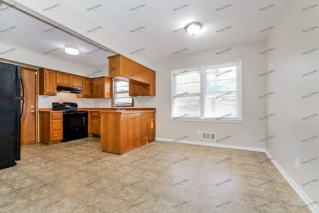 Building Photo - 5507 N Lydia Ave