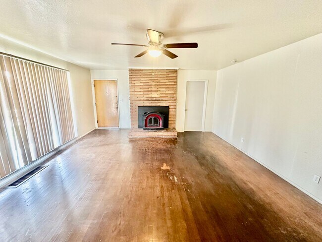 Building Photo - 3204-3208 E Normal Ave