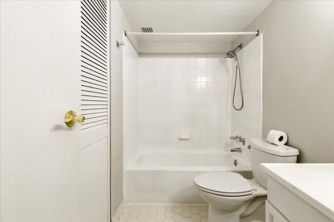 Building Photo - 1-bedroom, 1-bath condo
