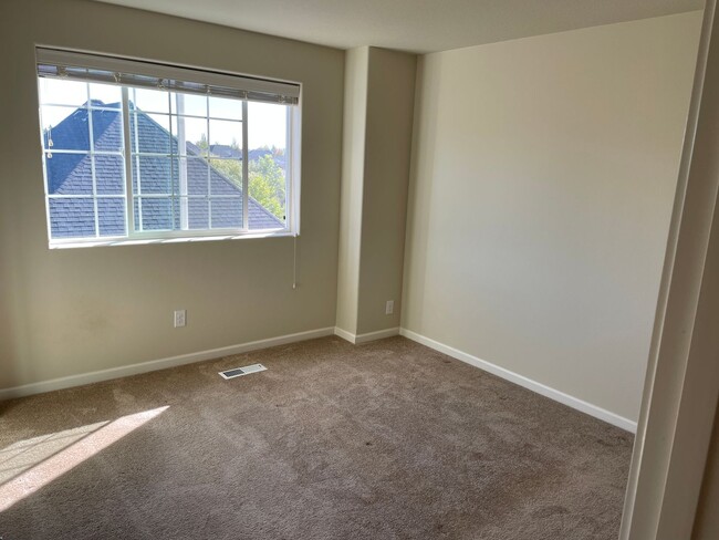Building Photo - Bethany Townhouse