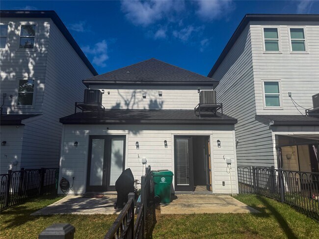 Building Photo - 3233 Real St