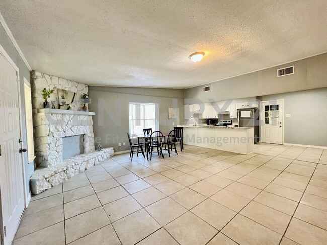 Building Photo - Beautifully Updated 5/3/2 in Fort Worth Fo...