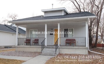 Building Photo - Male Student Housing Room! Visit rentfives...