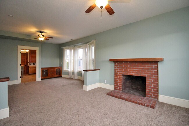 Building Photo - 4033 SE Hawthorne Blvd