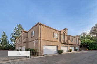 Building Photo - Bright Townhome in Sunset Community with Garage | Chino Valley USD
