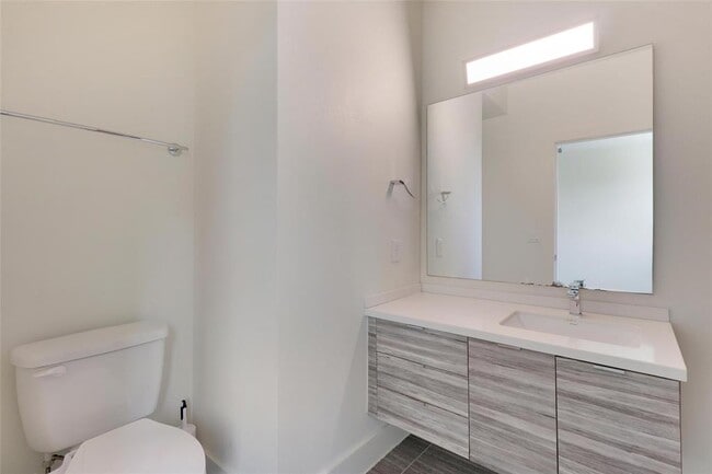 Building Photo - 604 N Bluff Dr