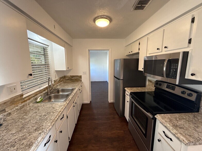 Building Photo - 90 S Davis St