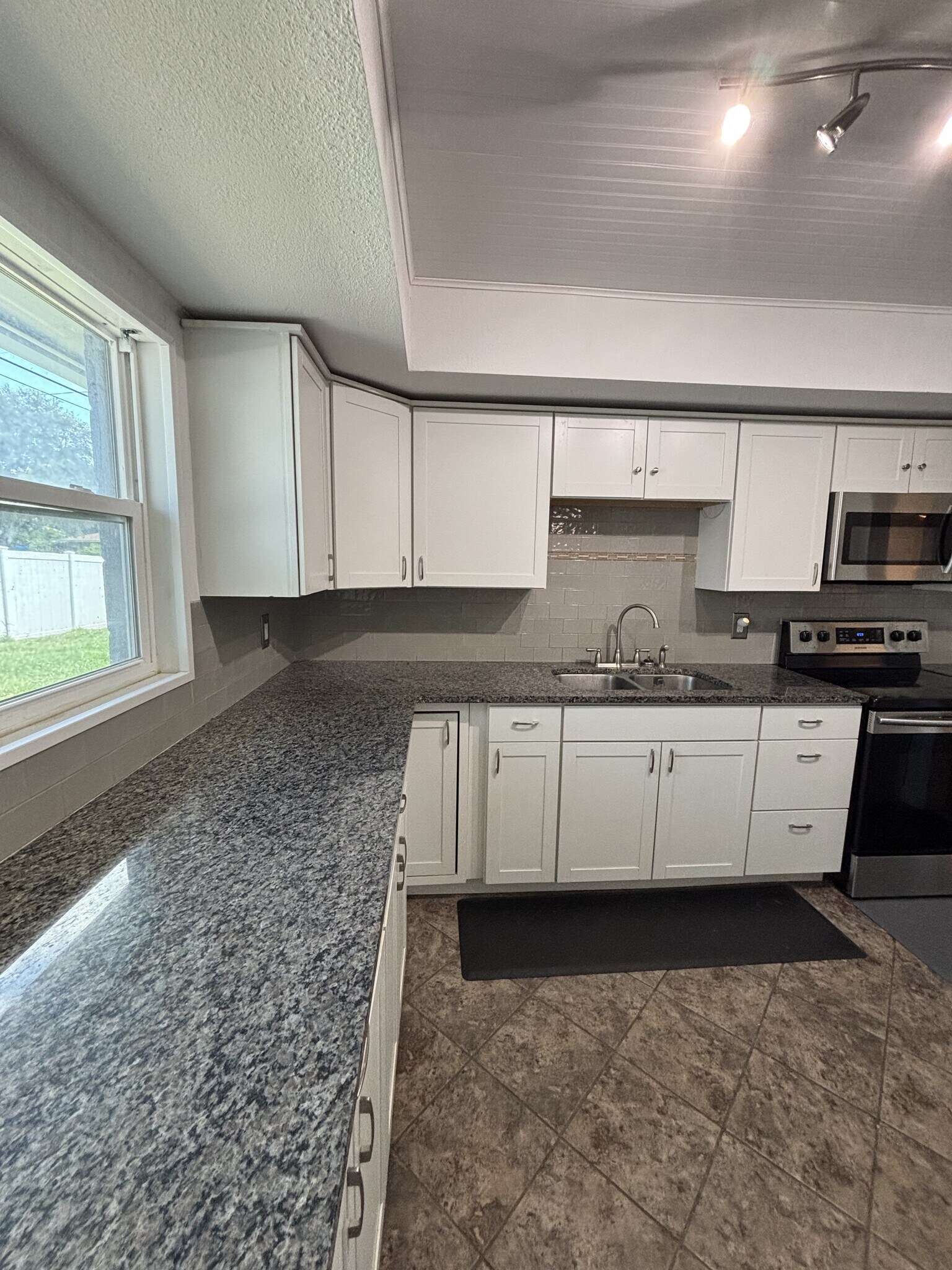 Building Photo - 4 Bed/2 Bath