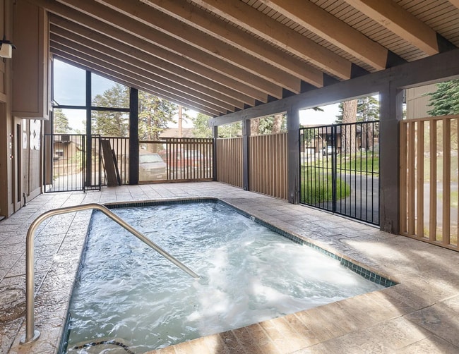 Building Photo - Fully Furnished 2 Bed / 2 Bath Corner Unit...