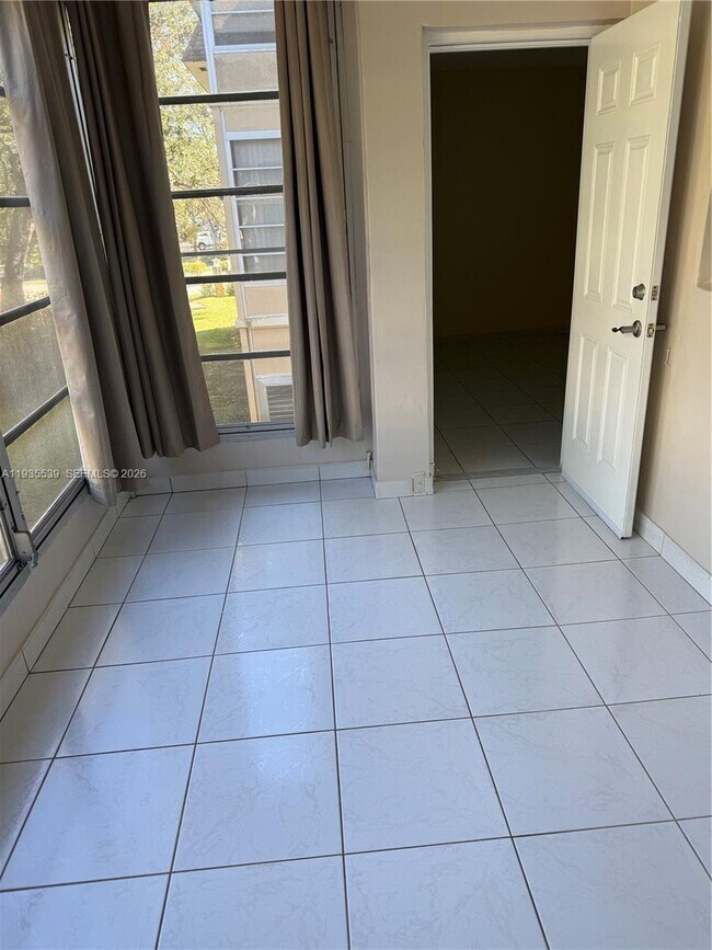 Building Photo - 5061 W Oakland Park Blvd