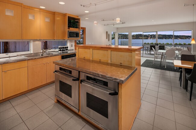 Building Photo - 10514 Riviera Pl NE