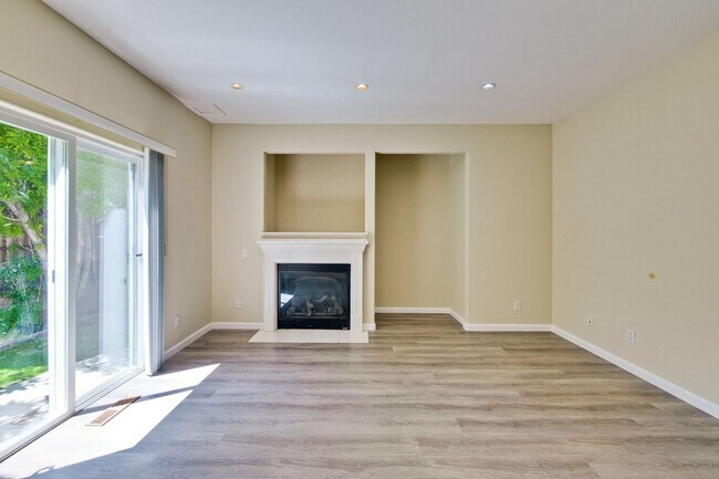 Building Photo - Awesome Home Located in a Quiet Tree Line Neighborhood