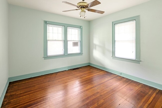 Building Photo - Cute Downtown Bungalow