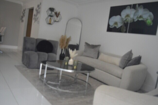 Building Photo - 896 SW 64th Terrace