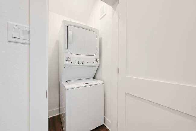 Building Photo - 9 BED 5 BATH  fully remodeled house in West Campus