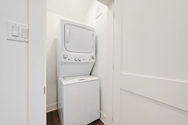 Building Photo - 910 W 22nd St