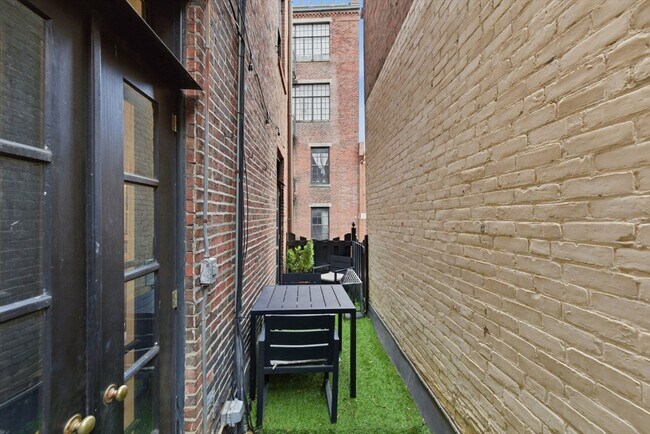 Building Photo - 50 River St