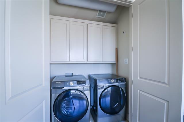 Building Photo - 3010 Zenia Dr