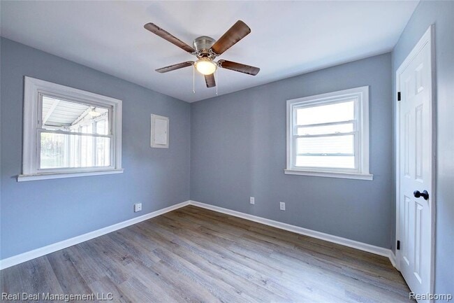 Building Photo - 110 W Tennyson Ave