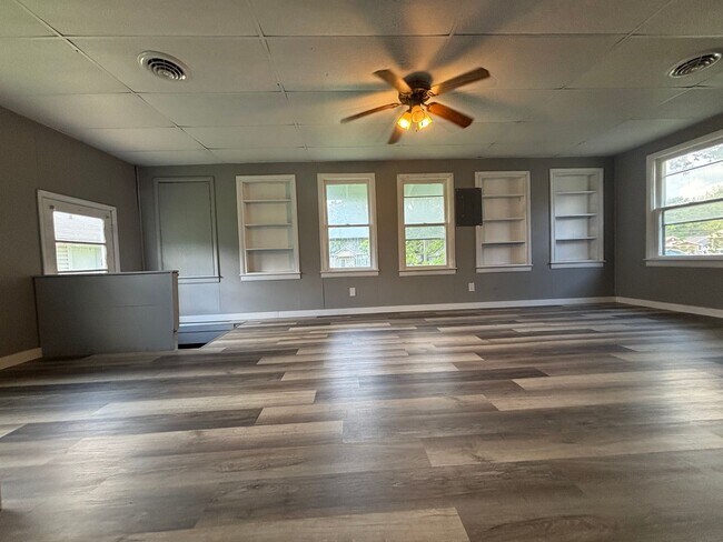Building Photo - Recently Remodeled 3 bedroom 1 bath home!