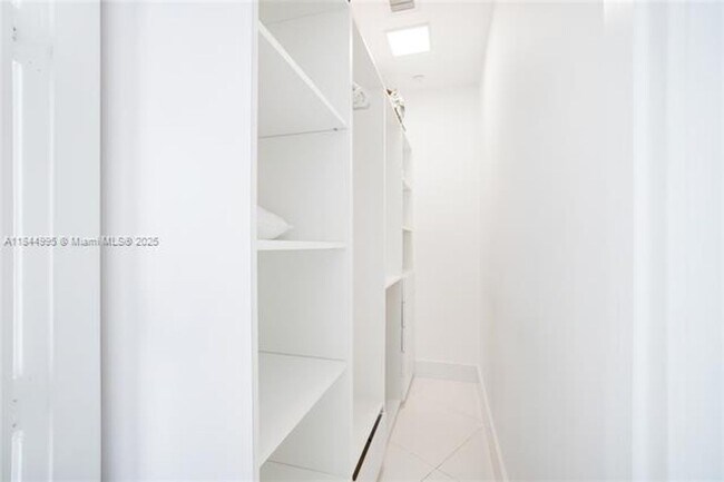 Building Photo - 15901 Collins Ave