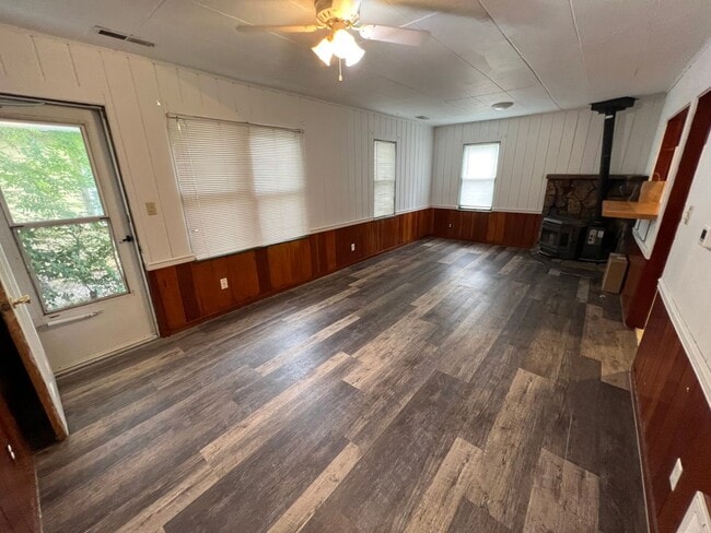 Building Photo - 2 Bedroom 1 Bath House with Fenced Yard, Storage Shed, Off Street Parking