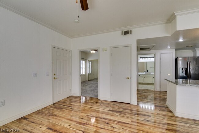 Building Photo - 3400 Cabana Dr