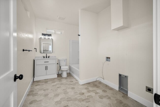 Building Photo - New Updated 3 Bed 2 Bath Lower South Hill Home!