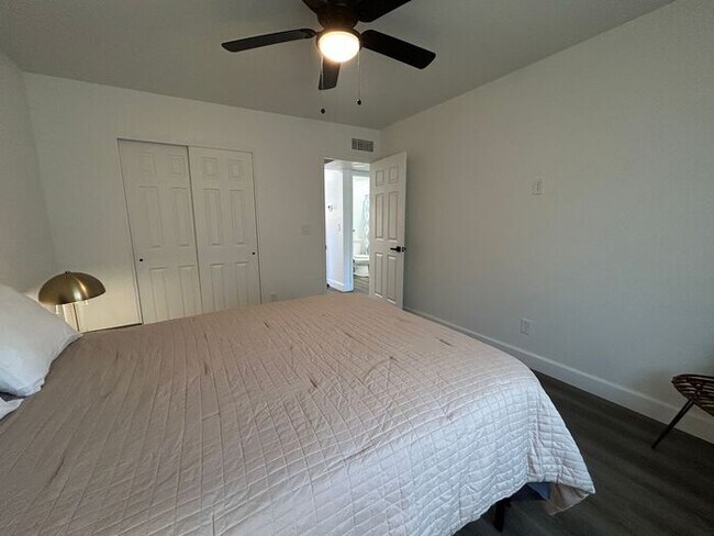 Building Photo - 1254 W Manhatton Dr