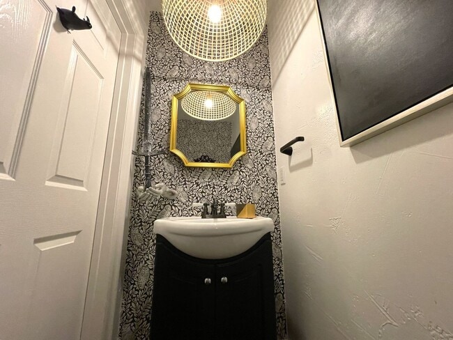 Building Photo - 7326 Vanalden Ave