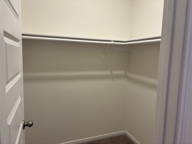 Building Photo - 4872 Sun Fls Dr