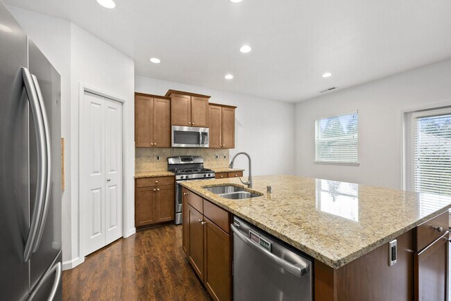 Building Photo - Spacious 4-Bed Puyallup Home For Rent | 3-Car Garage & Quick Commute to JBLM!