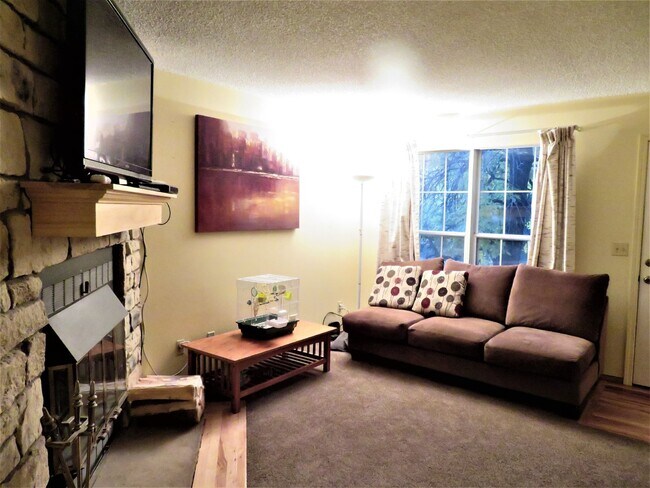 Building Photo - $2,570.95 with $500 Off the first month's rent, 3 Beds - 3 Baths, Townhouse in Lakewood with Cent...