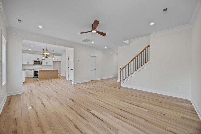 Building Photo - 387 Lake Farm Dr