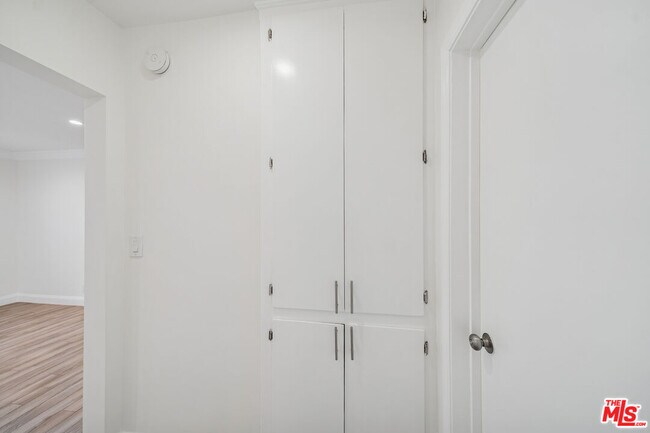 Building Photo - 1215 Hayworth Ave