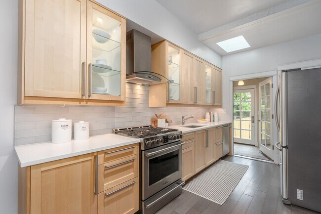 Building Photo - Charming Townhome | 5 Bed | 3.5 Bath | 2,400 Sf | Covered Front Porch & Large Fenced-In Backyard ...