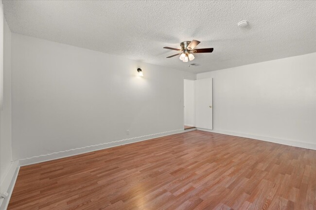 Building Photo - 205 E Javelin St