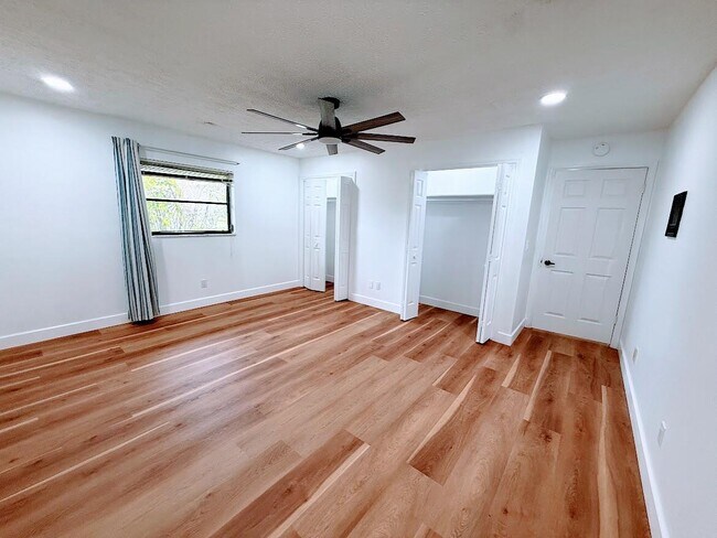 Building Photo - 465 SE Naranja Ave