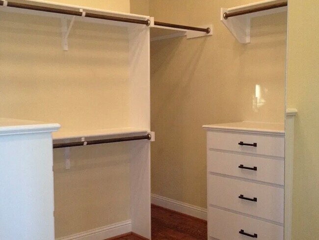 Building Photo - 5820 Palo Pinto Ave