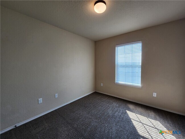 Building Photo - 501 Creekside Cir