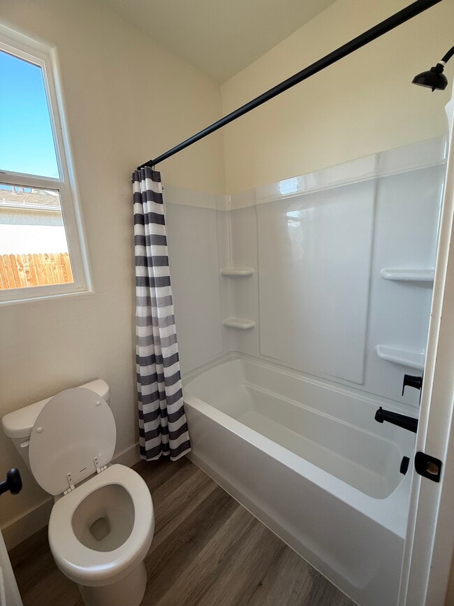 Building Photo - 402 Broadstone Ct