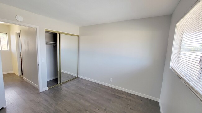 Building Photo - 2 bedroom, 1.5 bath townhome with 2 parkin...