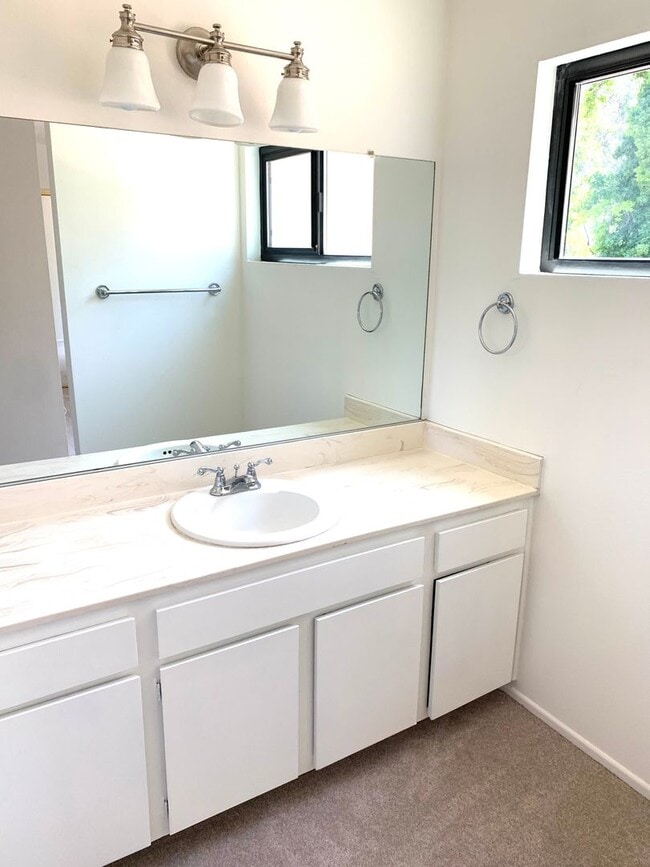 Building Photo - Ojai's Creekside Village Condo!