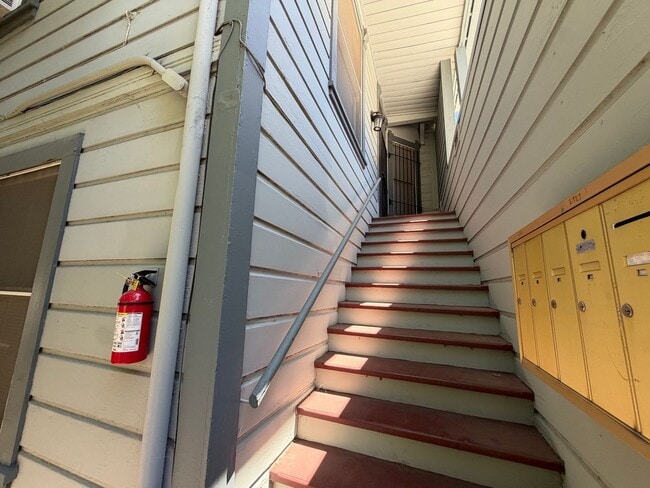 Building Photo - Updated & Spacious 1-Bedroom Apartment in Downtown Sacramento – Prime J Street Location